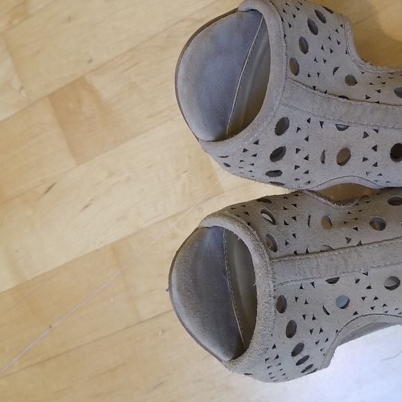 Ivanka Trump Buckle Slingback Peep-Toe Suede Leather Heels Size 7..5 - Picture 6 of 12